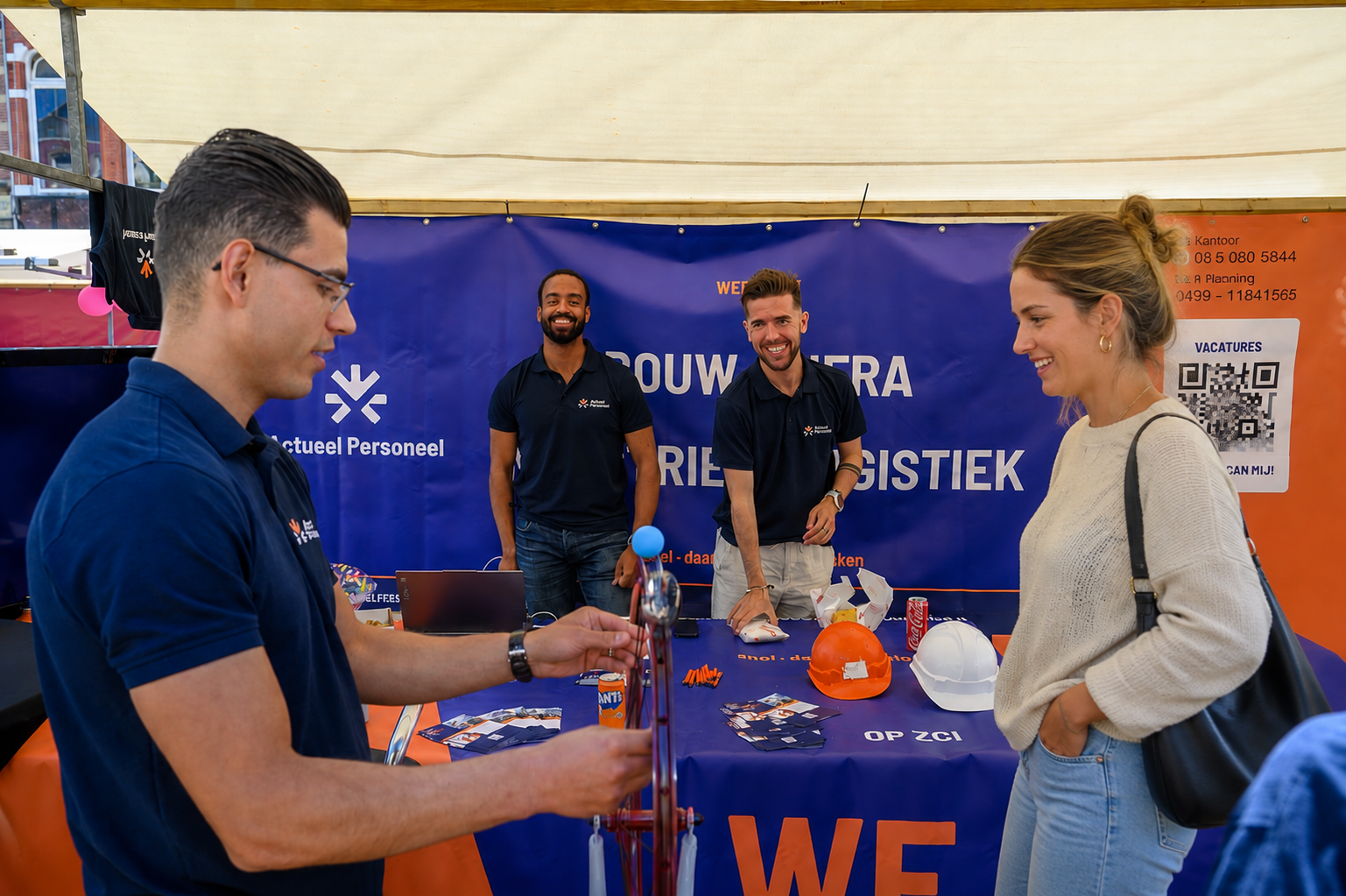Bezoeker spreekt met werkgevers bij een stand op de Banenmarkt 2026