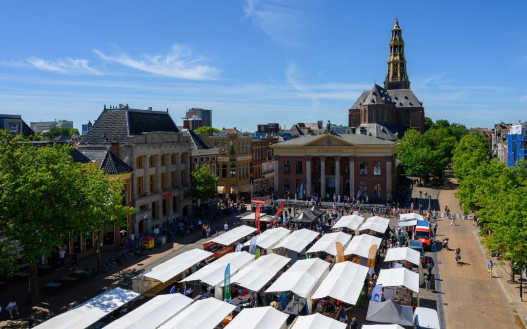 De Banenmarkt Groningen 2026 trekt veel bezoekers naar zonnige Vismarkt