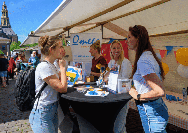 Bezoekers in gesprek met werkgevers op De Banenmarkt
