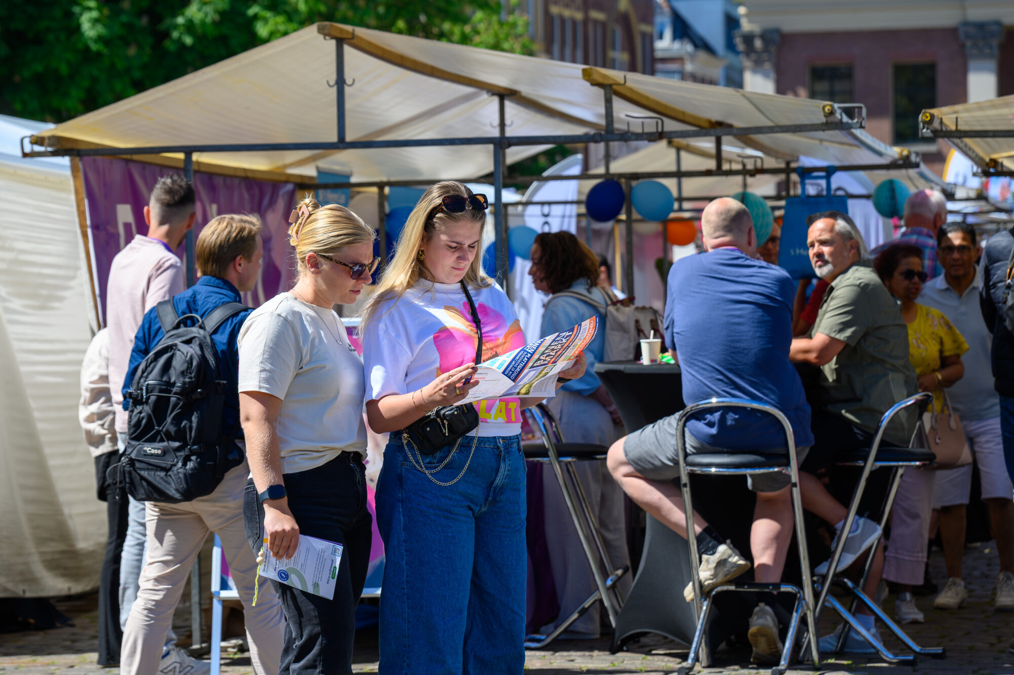 Bezoekers bekijken de plattegrond van De Banenmarkt Groningen
