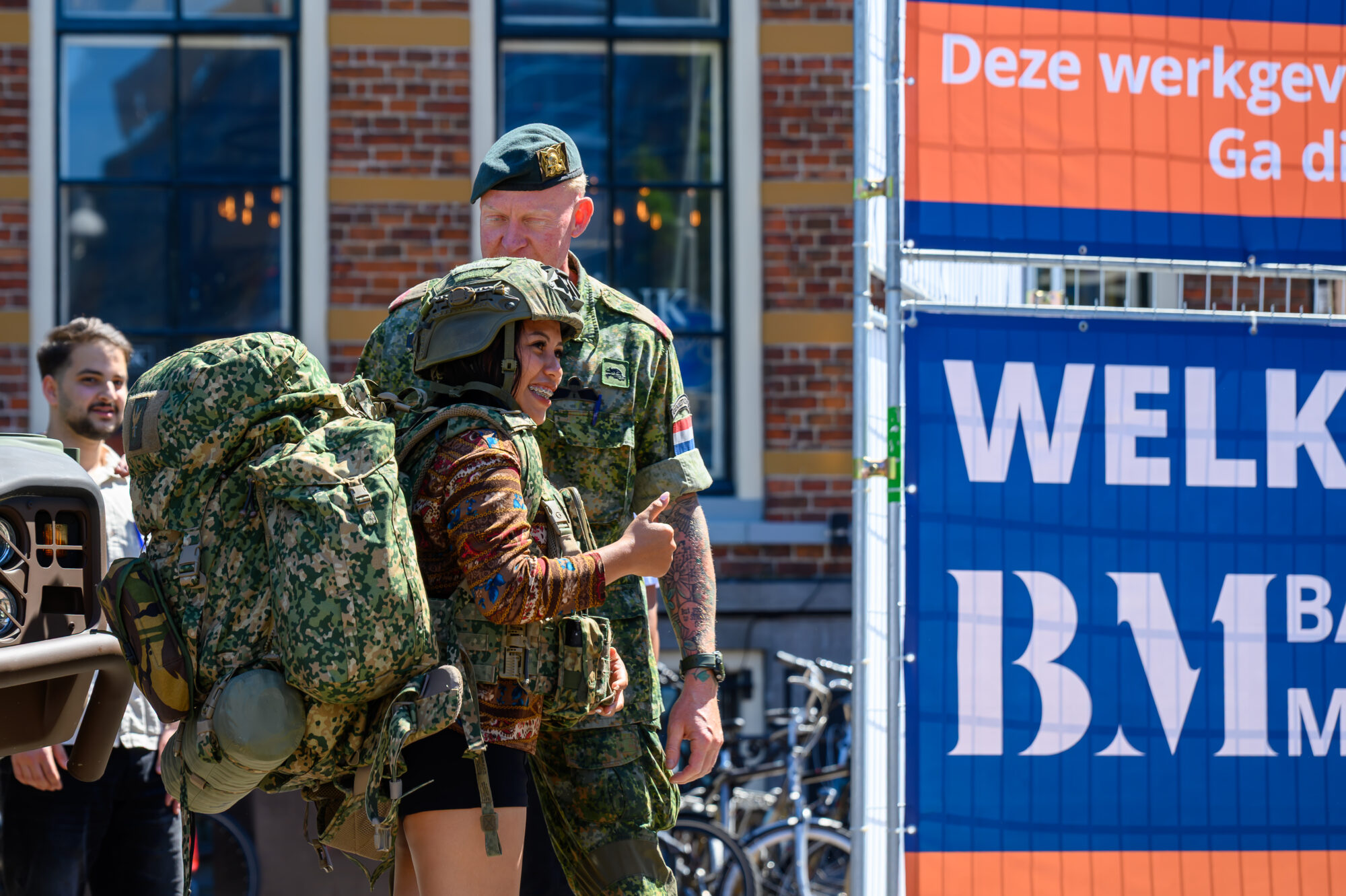 Bezoekers in gesprek op De Banenmarkt