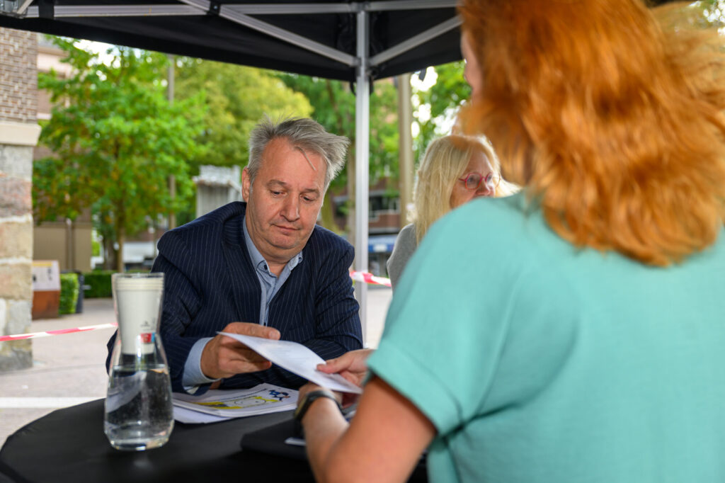 Bezoeker laat het cv checken op De Banenmarkt Emmen