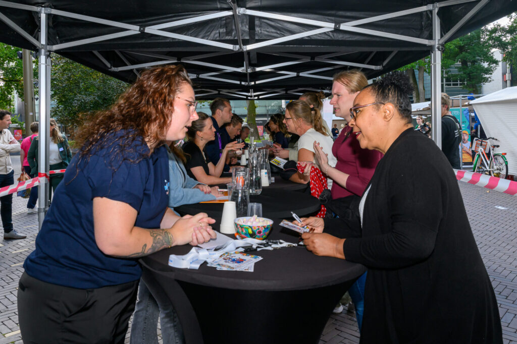 Speednetwerken aan de statafels op De Banenmarkt Emmen