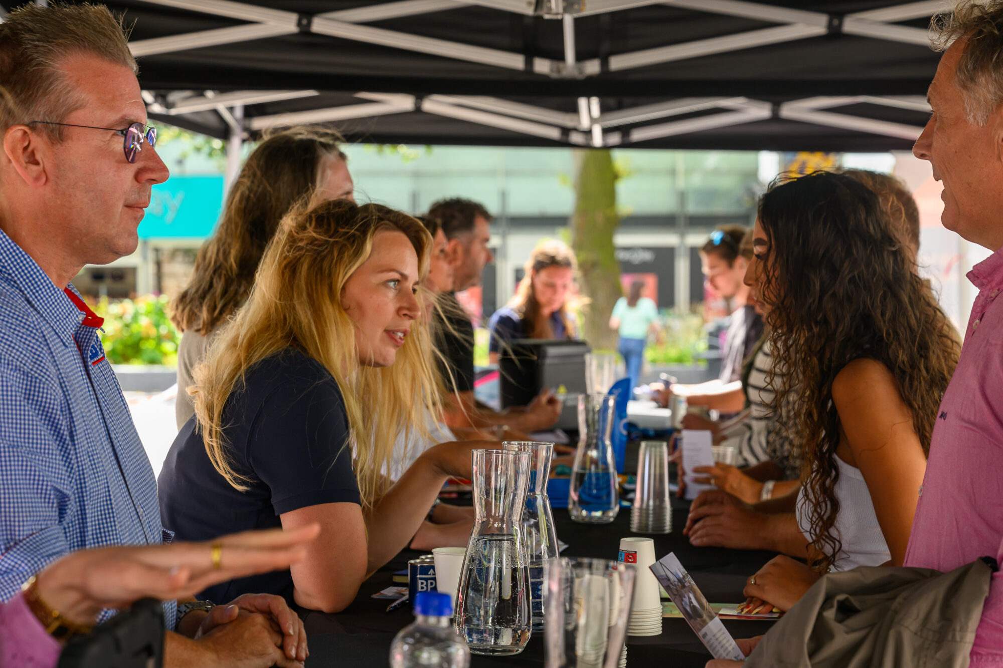 Speednetwerken aan de statafels op De Banenmarkt in Emmen