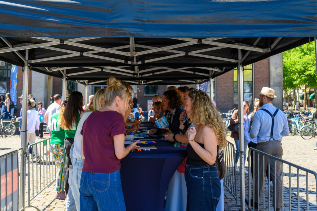 Speednetwerken op De Banenmarkt Emmen: bezoekers en werkgevers in gesprek aan tafel