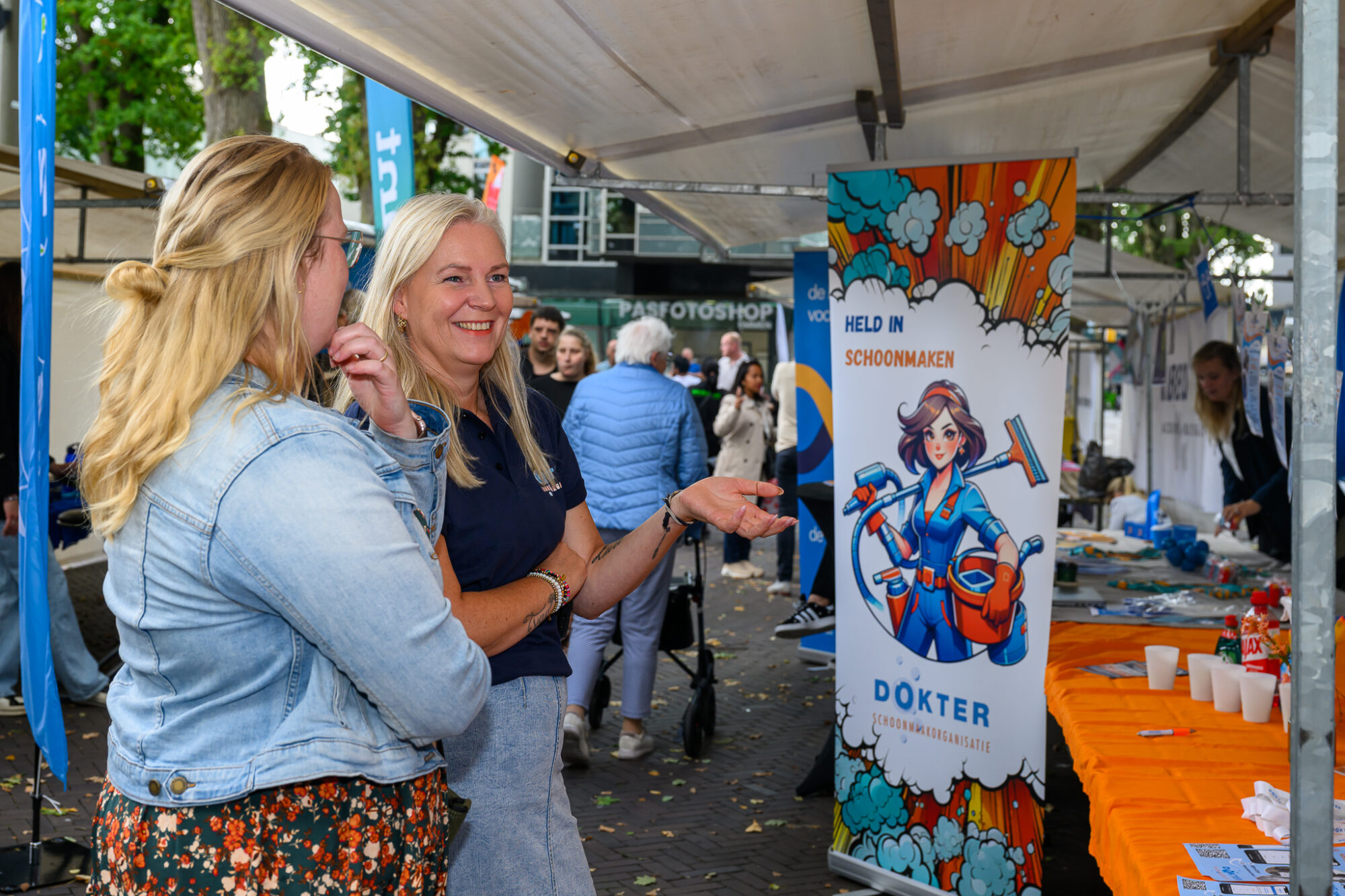 Standhouder in gesprek met bezoekers op De Banenmarkt in Emmen