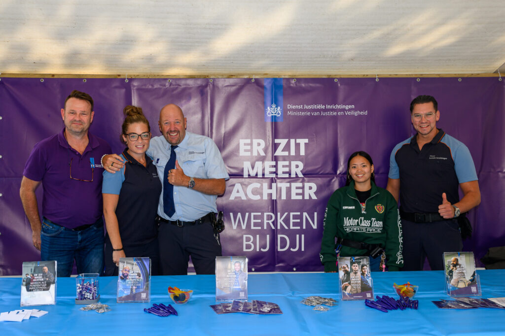 Het team van Dienst Justitiële Inrichtingen bij hun stand op De Banenmarkt Emmen