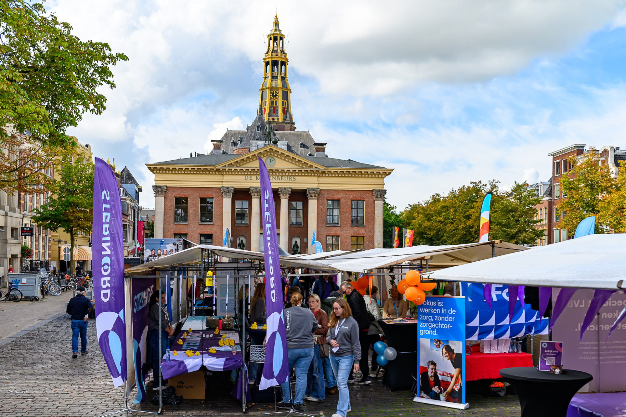 De Banenmarkt Groningen met werkgevers en werkzoekenden op de Vismarkt