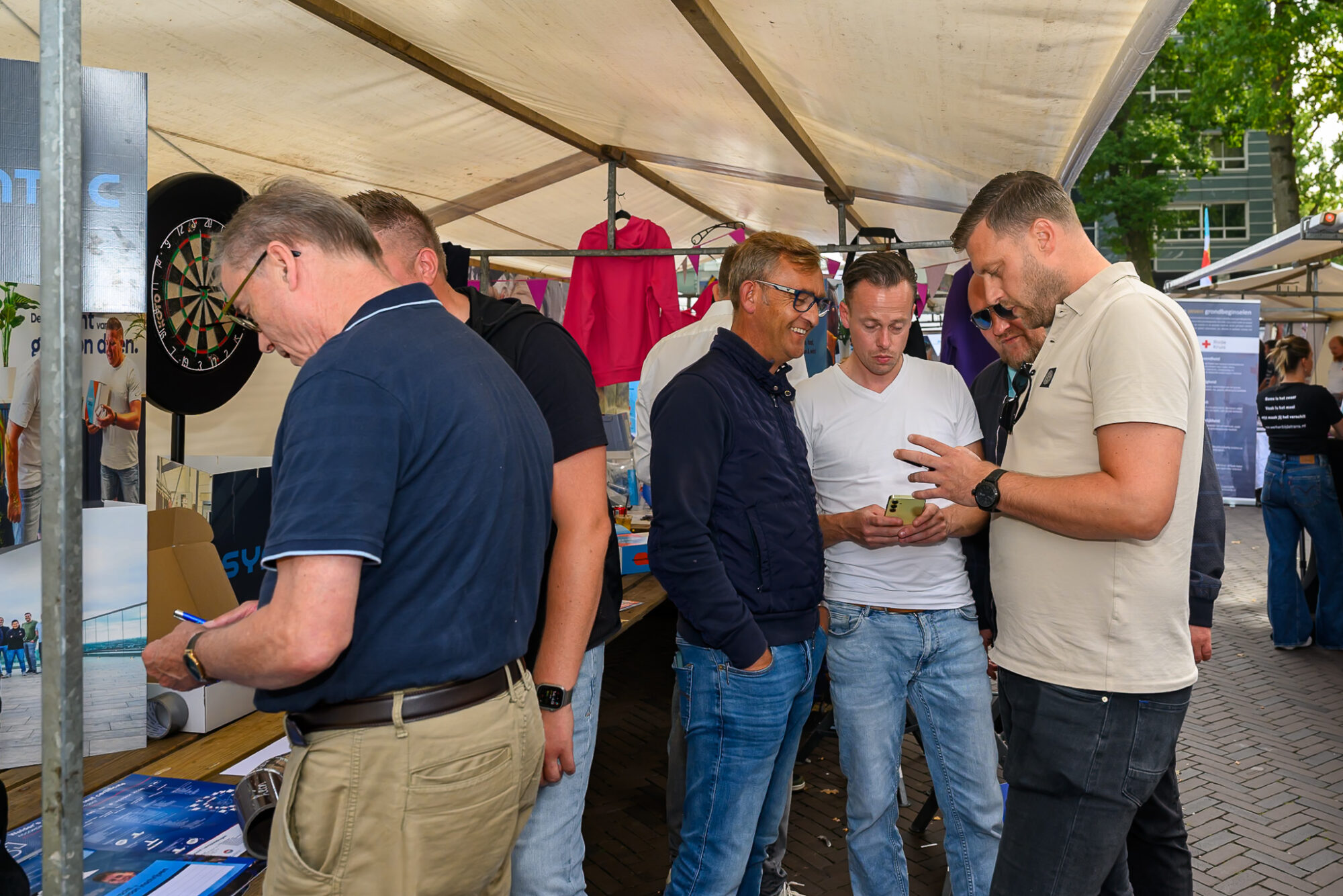 Bezoeker in gesprek bij een kraam op De Banenmarkt