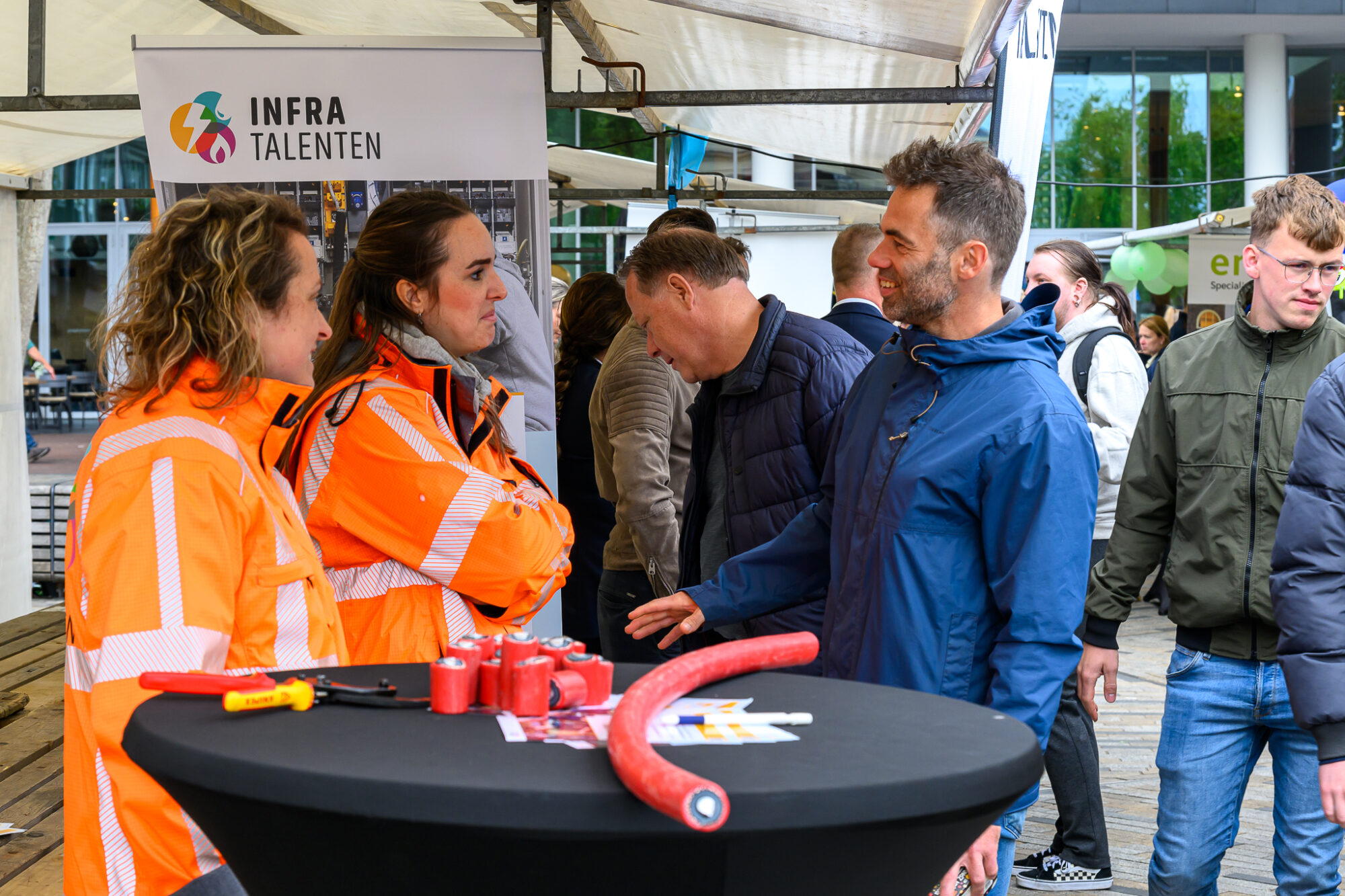 Bezoekers bekijken de plattegrond op De Banenmarkt
