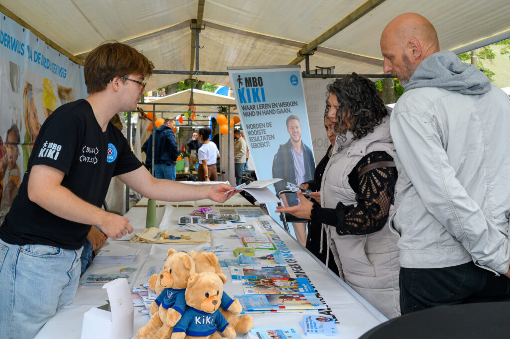Drukte bij de kramen op De Banenmarkt Emmen 2026