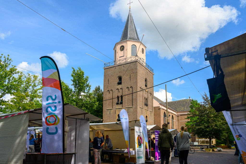 Marktkramen van De Banenmarkt op het Marktplein in Emmen