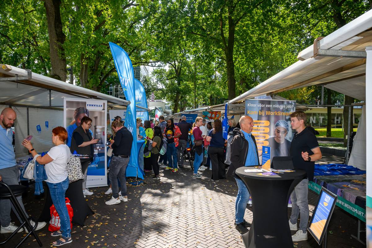 Marktkramen onder de bomen tijdens De Banenmarkt Emmen