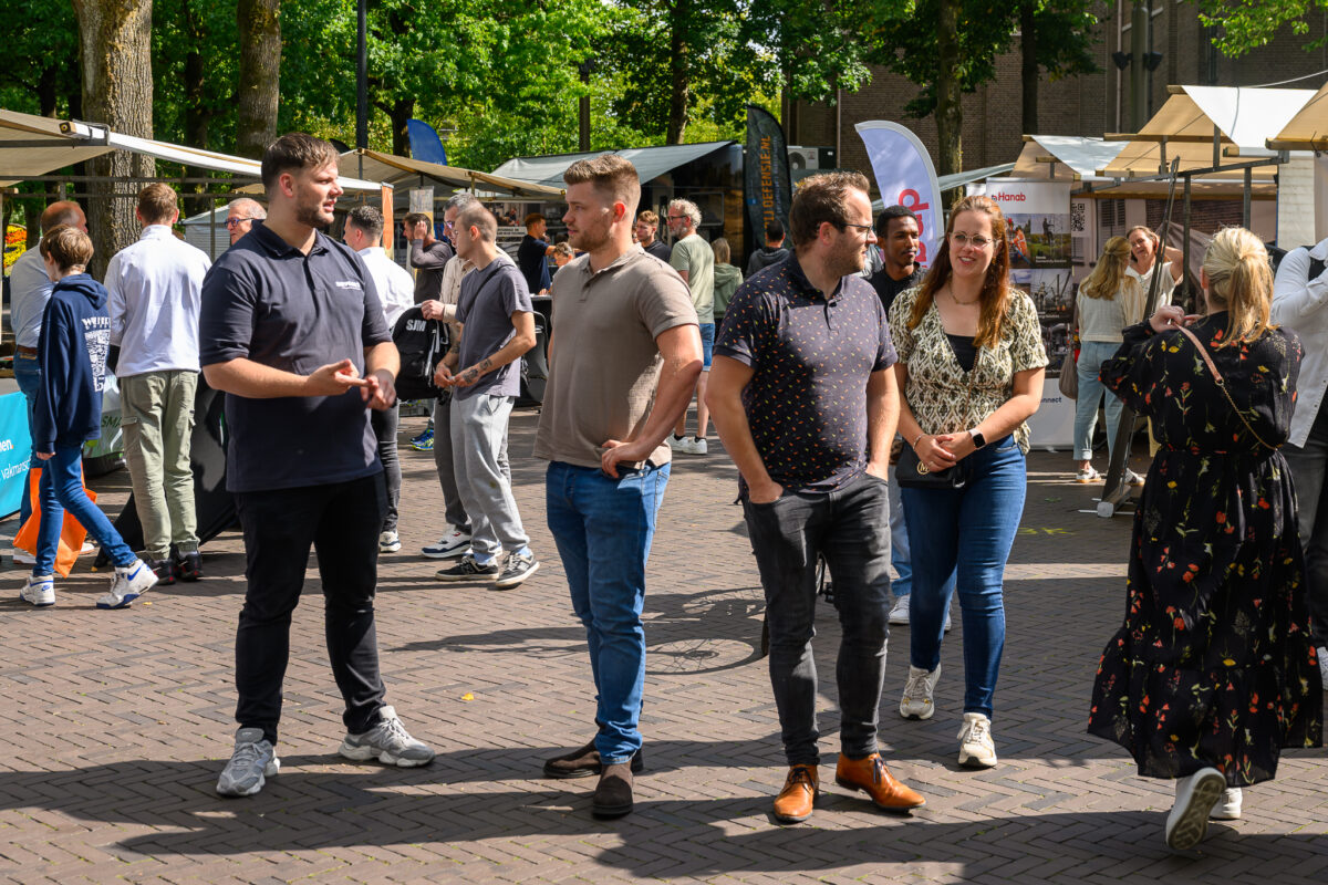 Bezoekers tussen de kramen op De Banenmarkt in Emmen