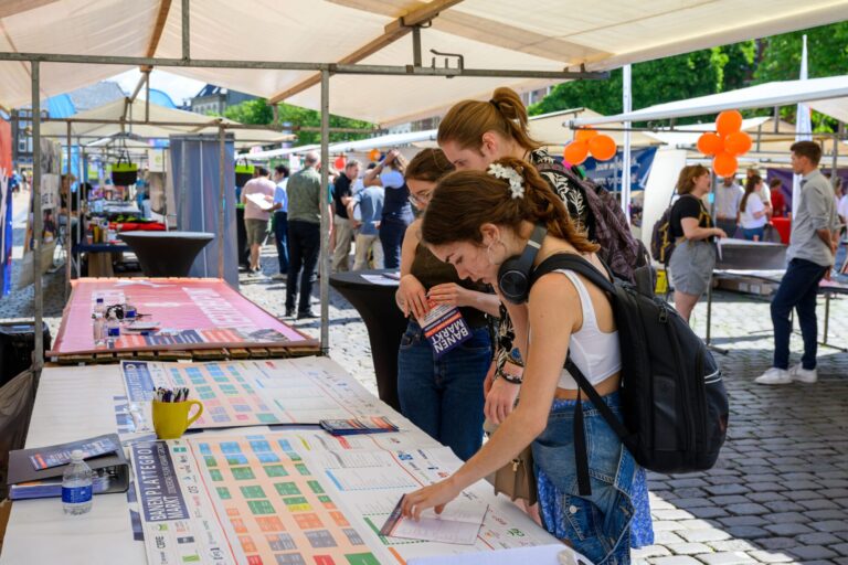 Werk zoeken — bezoekers bekijken het vacatureoverzicht op De Banenmarkt