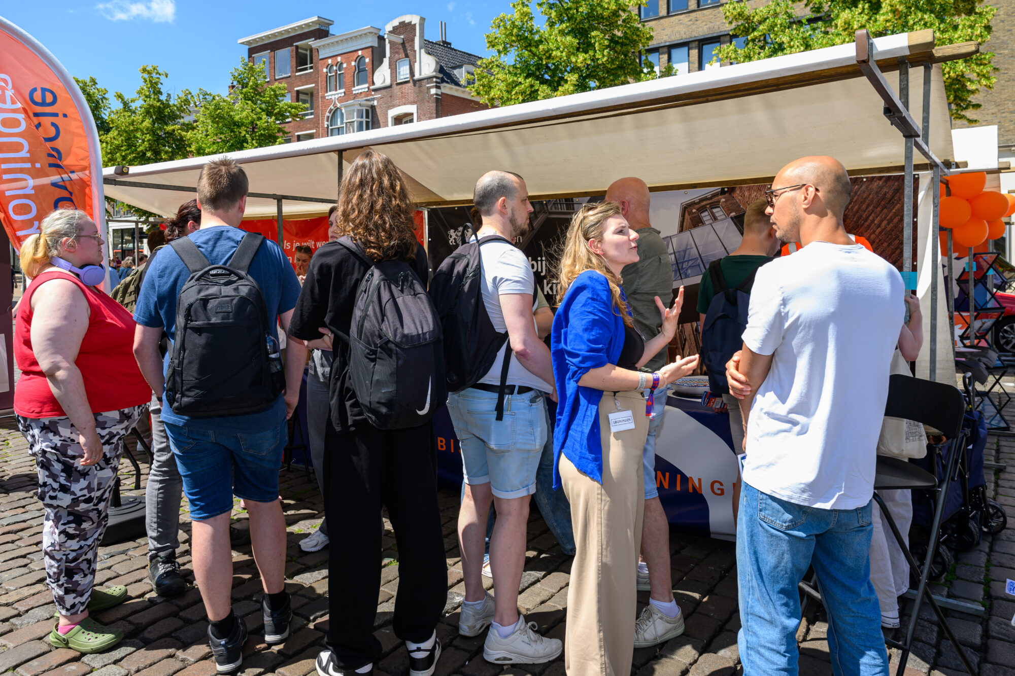 Bezoeker in gesprek met een opleider of werkgever op De Banenmarkt