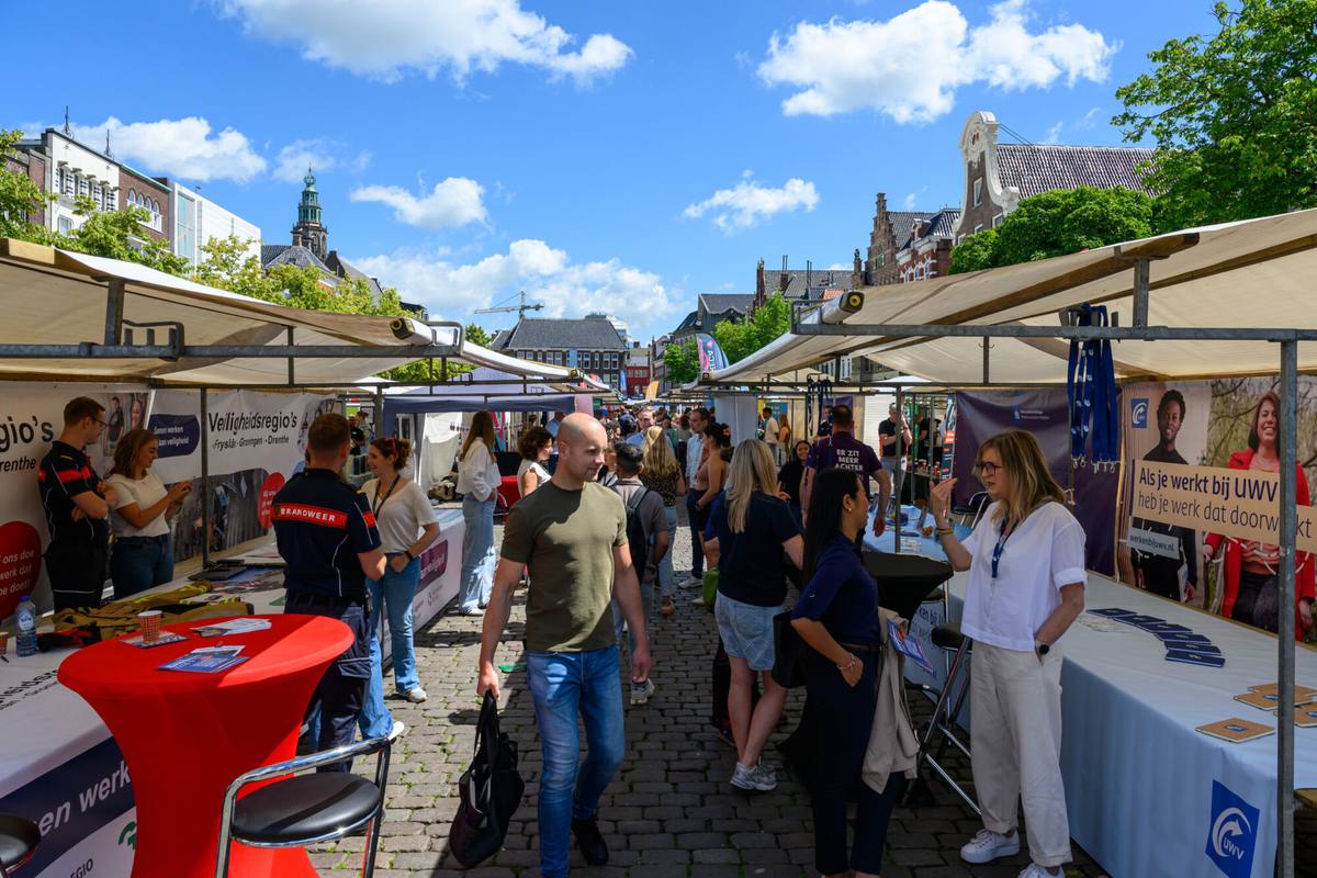 Bezoekers en werkgevers op de Vismarkt tijdens De Banenmarkt Groningen