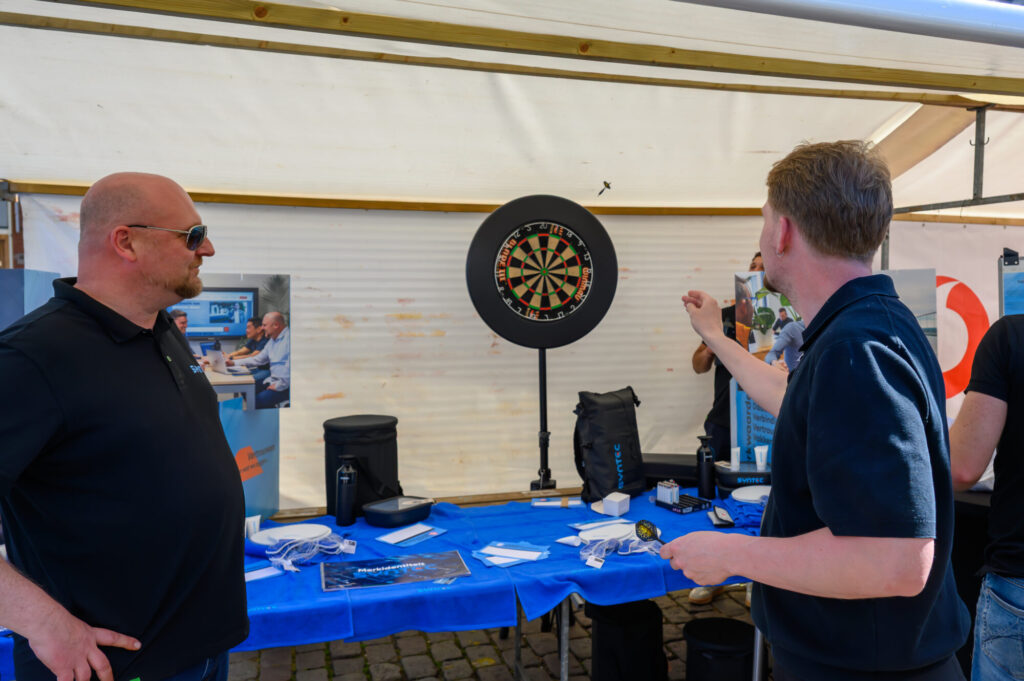 Activiteit bij een kraam op De Banenmarkt: bezoekers doen mee