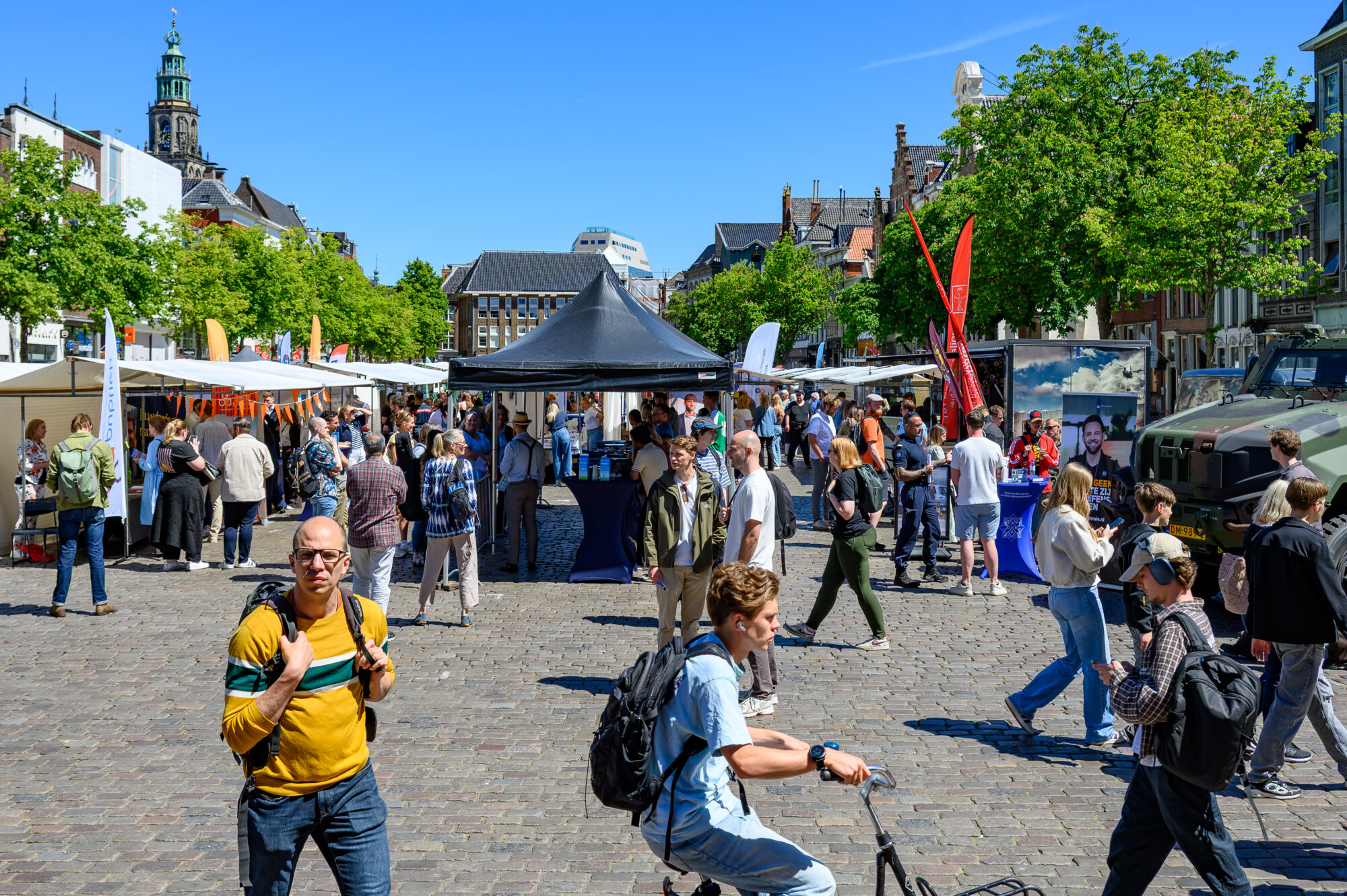 De Vismarkt in Groningen met de Martinitoren tijdens De Banenmarkt