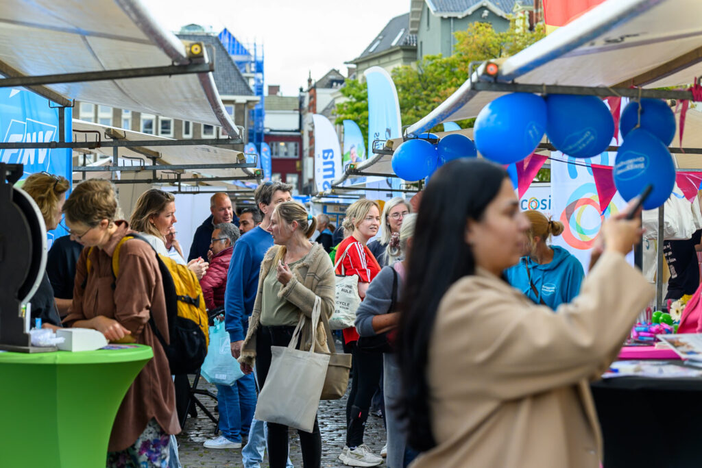 Bezoekers bij de kramen van werkgevers op De Banenmarkt Groningen op de Vismarkt