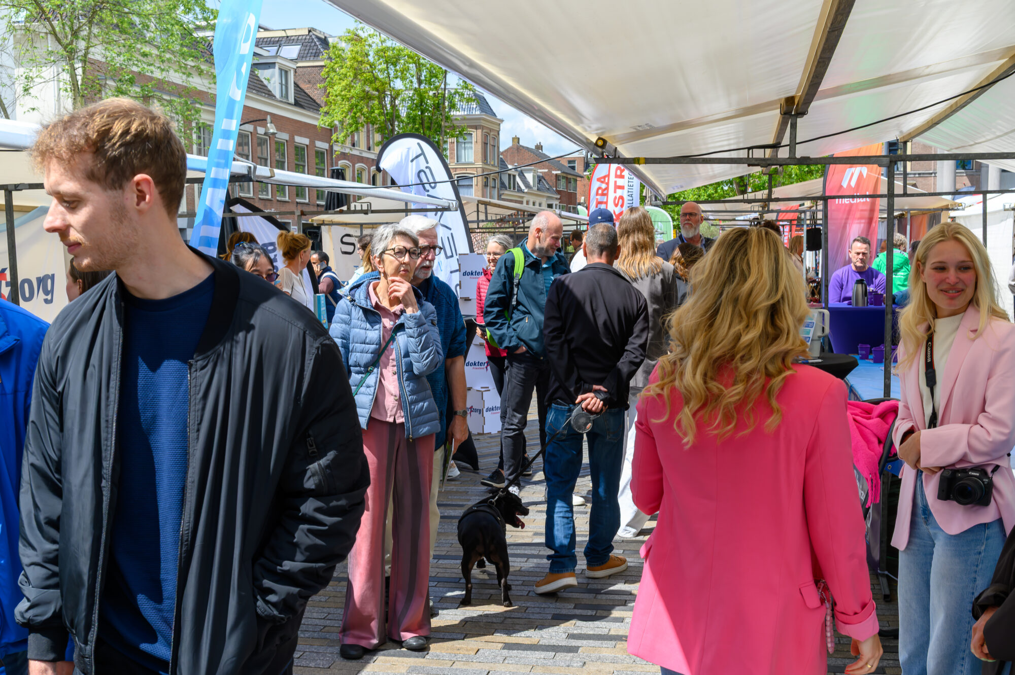 Bezoekers van jong tot oud tussen de kramen op De Banenmarkt Leeuwarden
