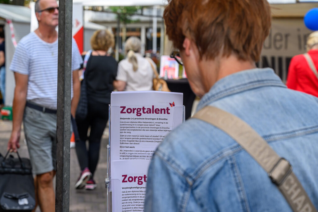 Bezoeker bekijkt vacatures van Zorgtalent voor werken en leren in de zorg op De Banenmarkt Emmen