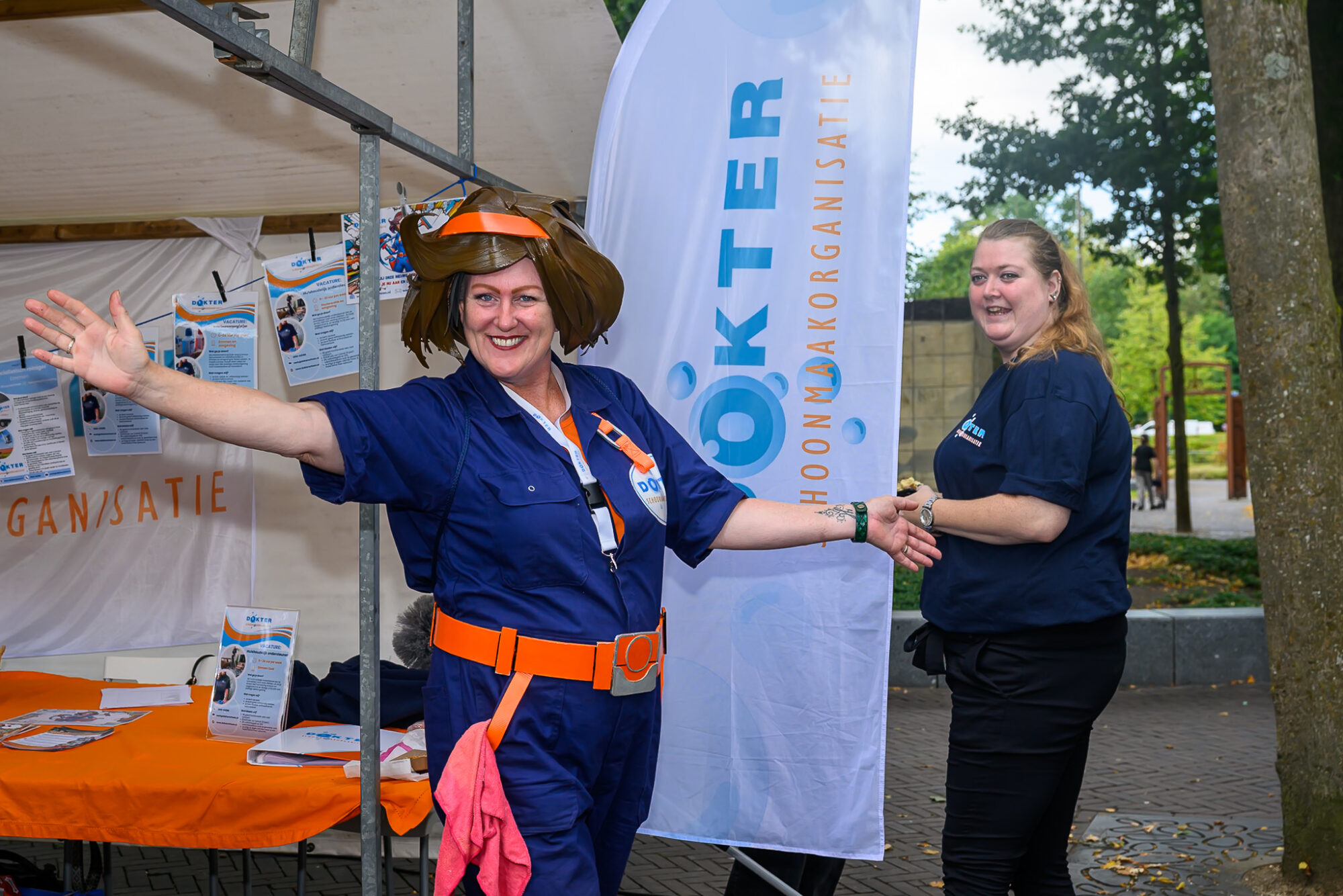 Medewerkers van Dokter Schoonmaakorganisatie verwelkomen bezoekers bij hun stand op De Banenmarkt Emmen