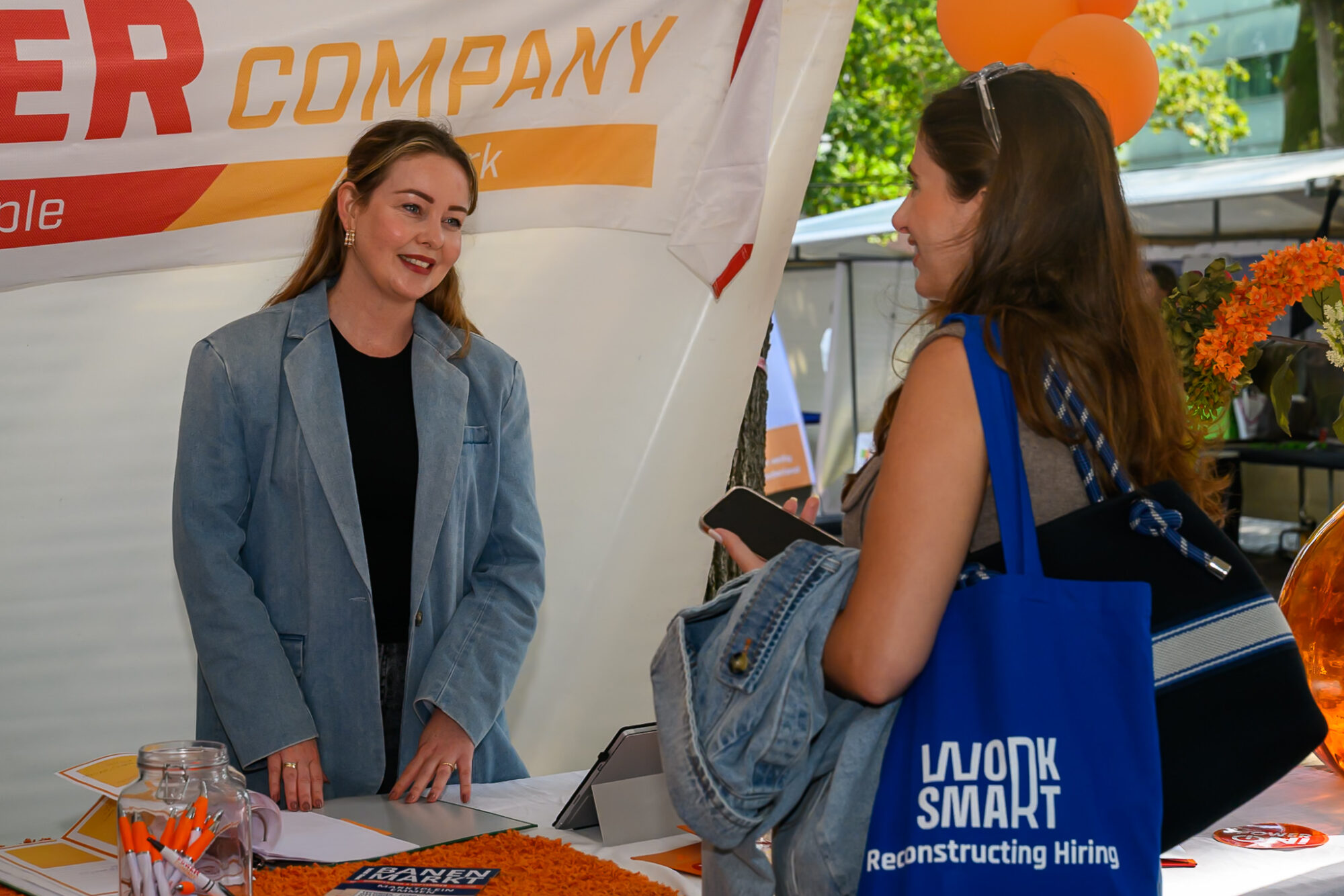 Bezoeker in gesprek met een medewerker van Power Company op De Banenmarkt Emmen
