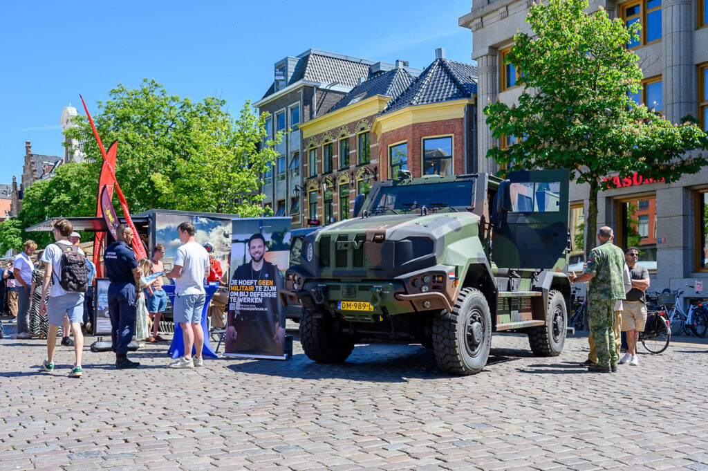 Militair voertuig van Defensie op de Vismarkt tijdens De Banenmarkt Groningen