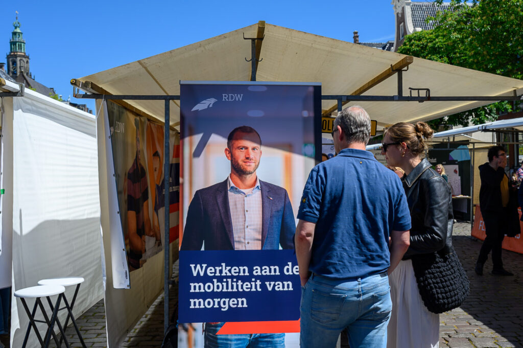 Bezoekers bij de stand van RDW op De Banenmarkt Groningen