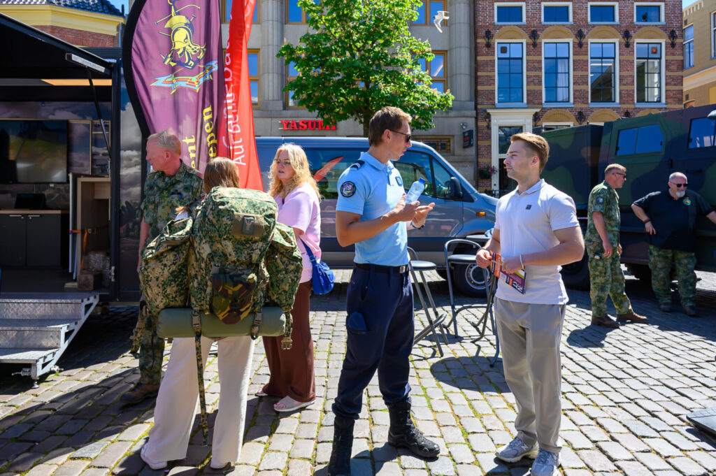 Bezoekers in gesprek met medewerkers van Defensie op De Banenmarkt Groningen