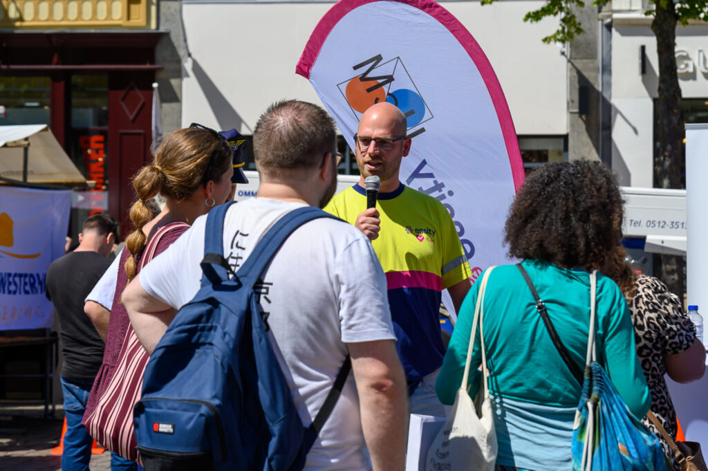 Standhouder vertelt een groep bezoekers over de mogelijkheden tijdens De Banenmarkt Groningen