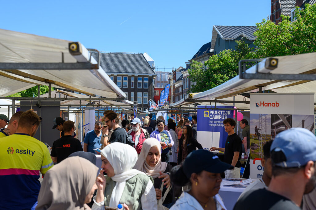 Druk bezochte kramen op de Vismarkt tijdens De Banenmarkt Groningen