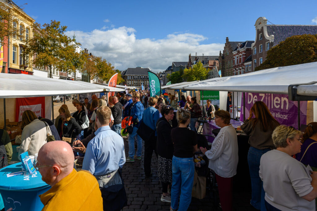 Drukte op de Vismarkt tijdens De Banenmarkt Groningen 2026