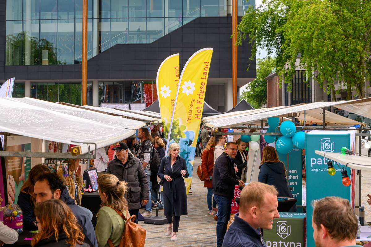 Kramen van zorgorganisaties op De Banenmarkt Leeuwarden