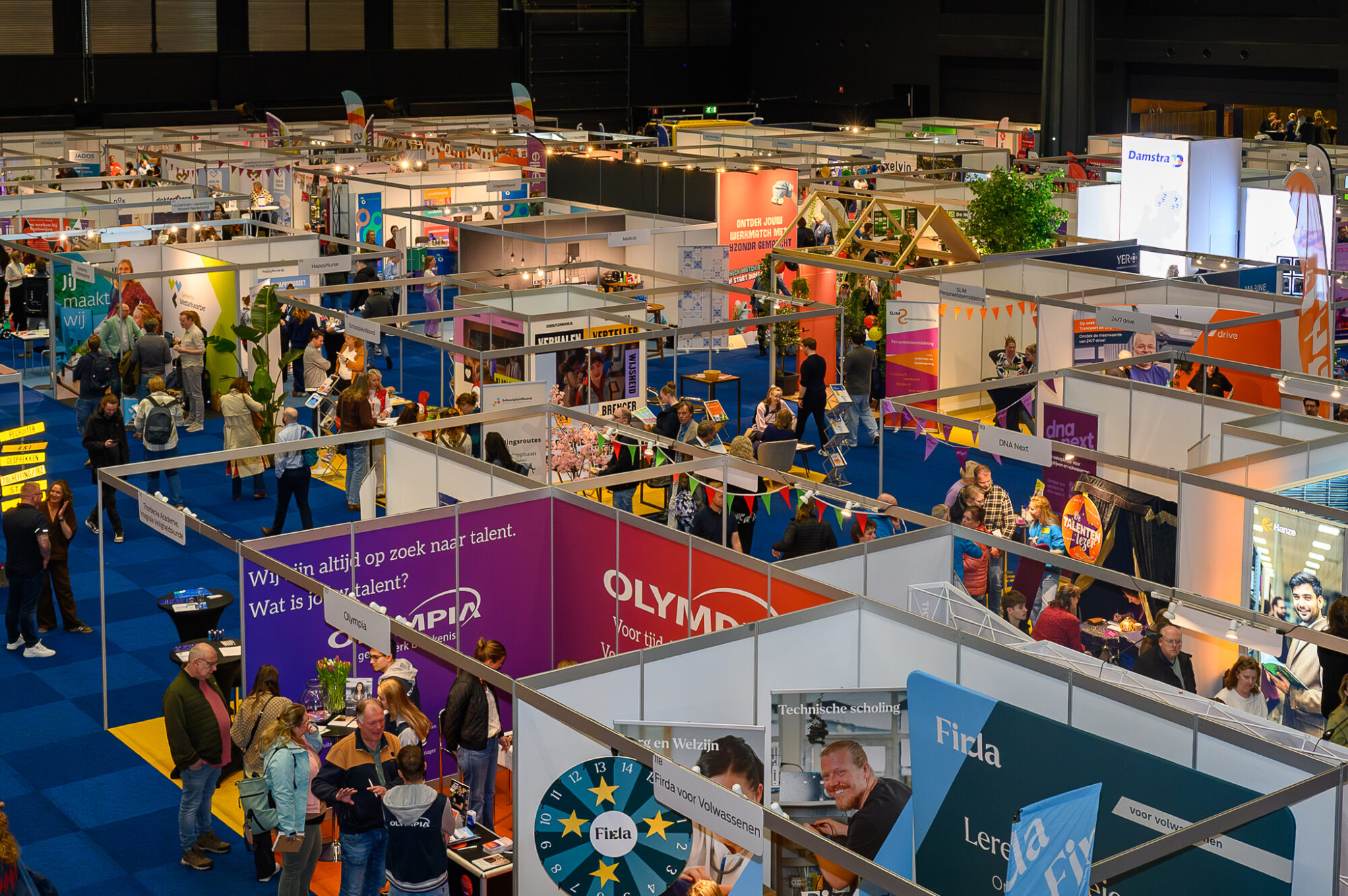 Drukte op de beursvloer van Dé Noordelijke Banenbeurs in MartiniPlaza Groningen