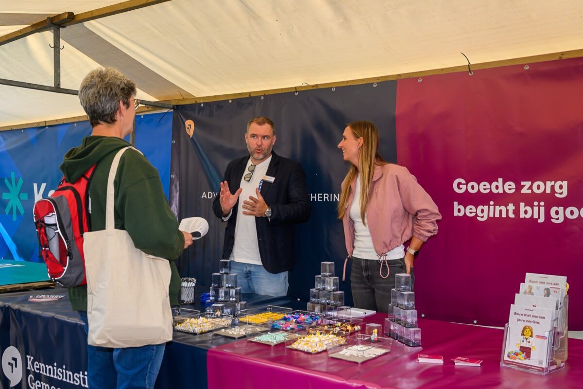 Bezoeker in gesprek met twee zorgwerkgevers op De Banenmarkt Emmen